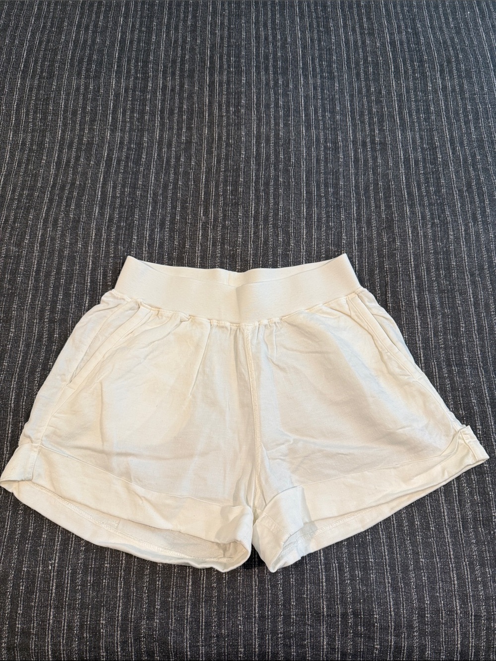 Like New Faherty White Linen Elastic Waist Casual Shorts